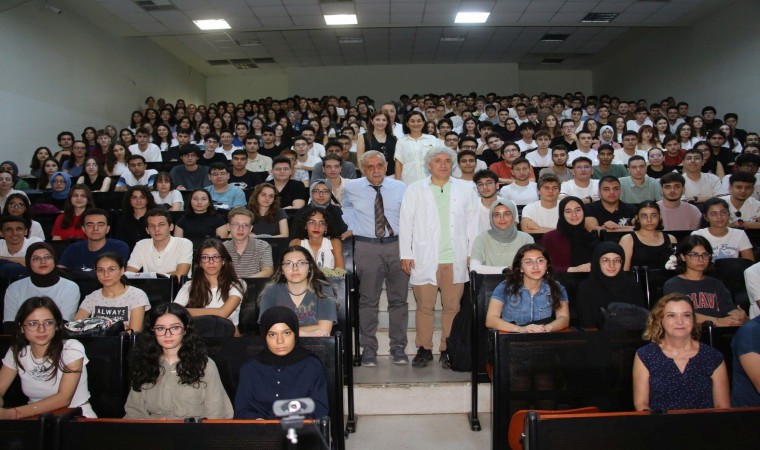 Akdeniz Üniversitesi Tıp Fakültesinde hekim adaylarına ilk ders