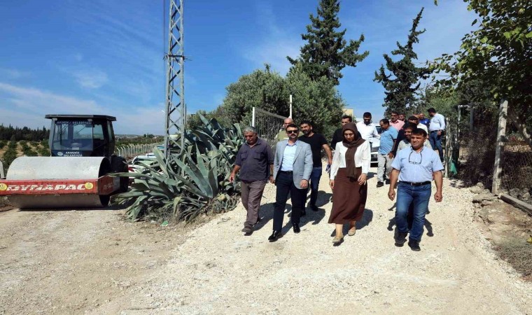 Akdenizin kırsal mahallelerinde yollar asfaltlanıyor