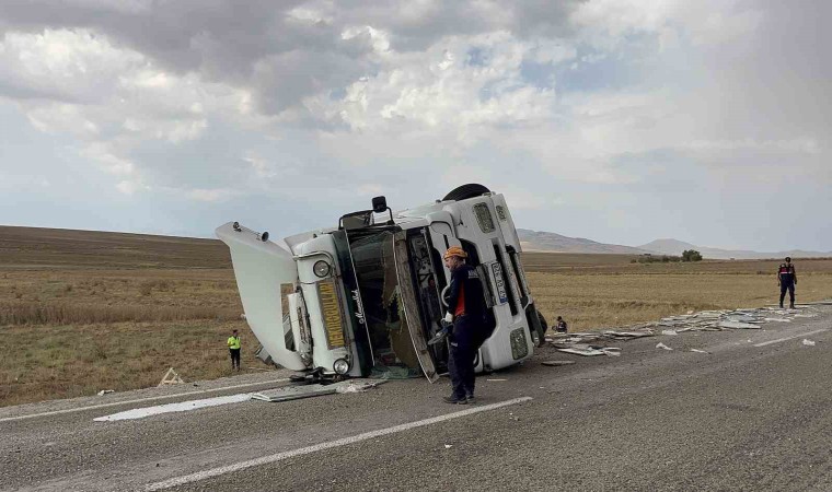 Aksarayda şarampole devrilen tır hurdaya döndü: 1 yaralı