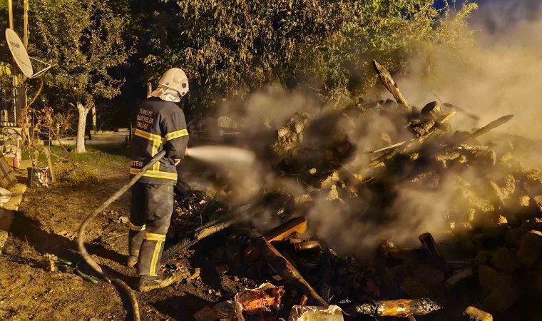 Alevlere teslim olan tandır evi küle döndü