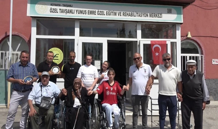 Almanyadan Kütahyaya tekerlekli sandalye ve yürüteç getirdiler