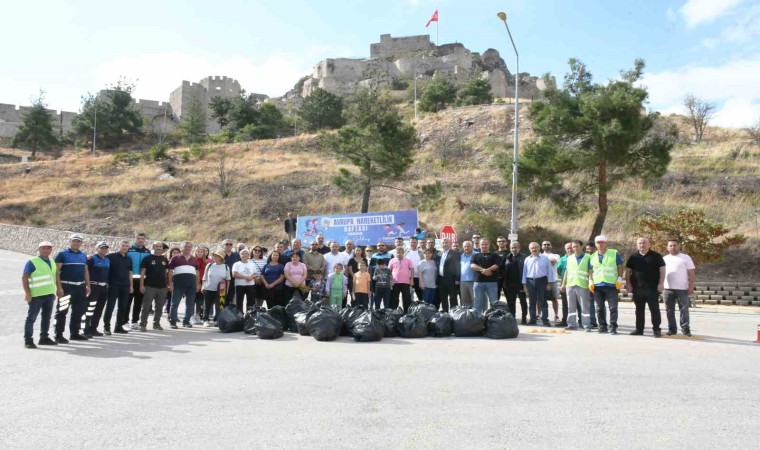 Amasya Kalesinde çevre temizliği yaptılar