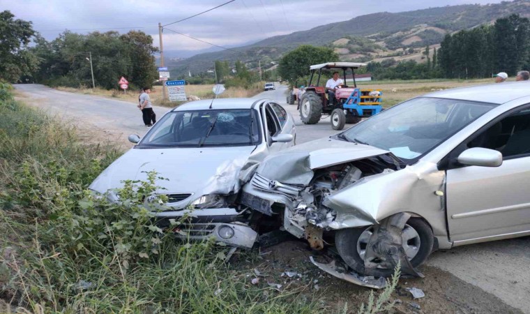 Amasyada iki otomobil kafa kafaya çarpıştı: 2si çocuk 5 yaralı