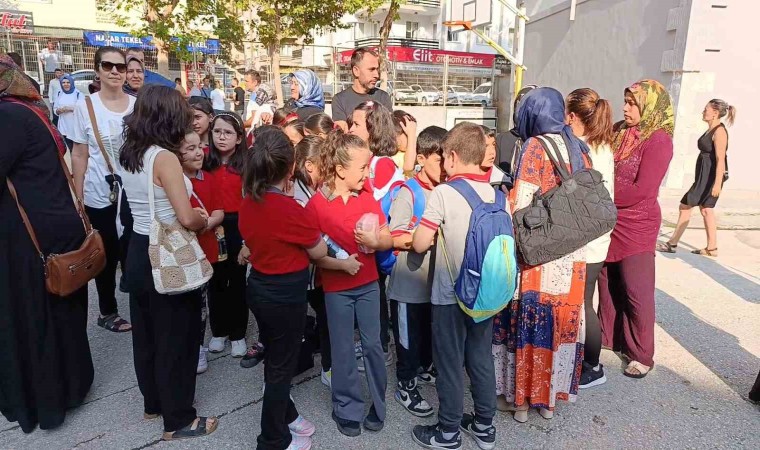 Amasyada öğretmenleri değişen öğrenciler ve velilerinden okul bahçesinde protesto