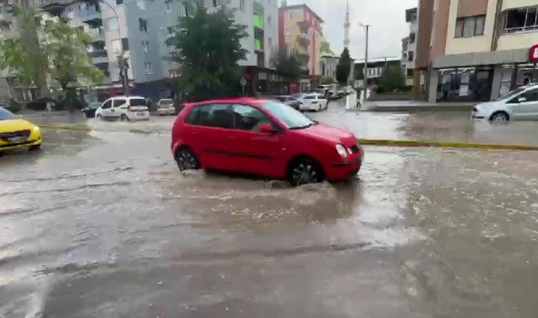 Aniden bastıran kuvvetli yağış Eskişehirde hayatı olumsuz etkiledi