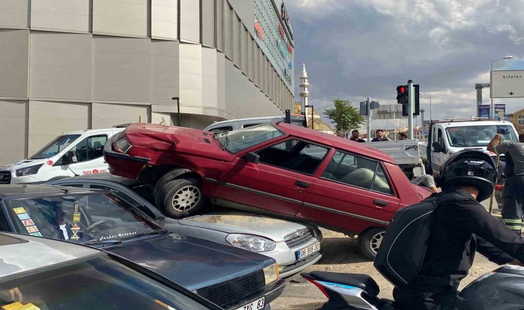 Ankarada kontrolden çıkan araç çarptığı otomobilin üstünde asılı kaldı