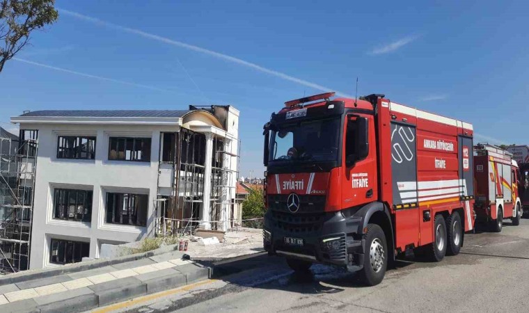 Ankarada korkutan çatı yangını: 1 yaralı