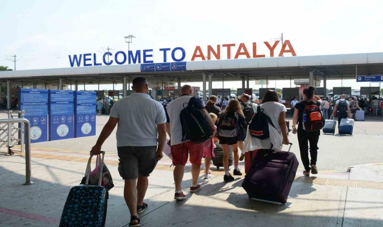 Antalya 8 ayda 12 milyon ziyaretçiye yaklaştı, yıl sonu beklentisi 17 milyon