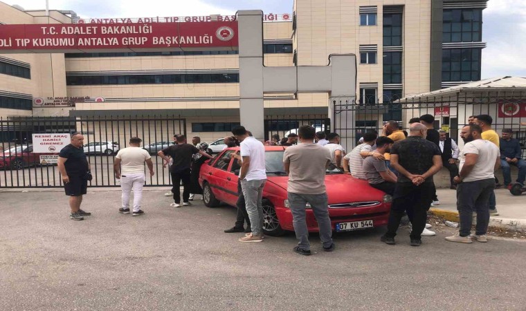 Antalyada 22 yaşındaki motosiklet sürücüsü bariyerlere çarparak hayatını kaybetti