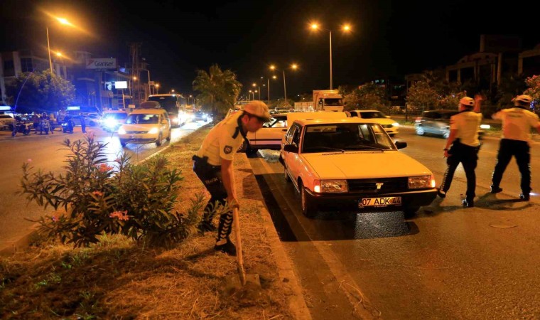 Antalyada 4 araç birbirine girdi, yoldaki yağı gören trafik polisi küreği eline aldı