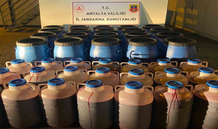 Antalyada 4 bin litre kaçak ve sahte alkol ele geçirildi