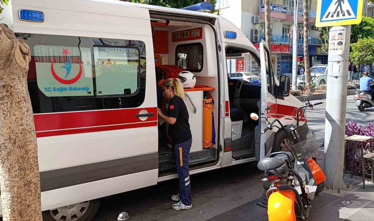 Antalyada ani fren yapan motosiklet devrildi, sürücü yaralandı