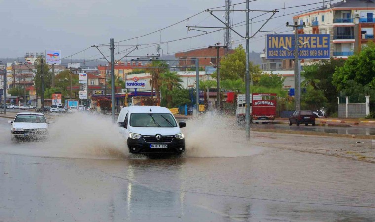 Antalyada bir kilometre arayla iki mevsim yaşandı