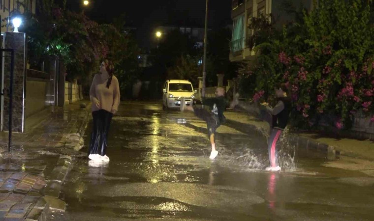 Antalyada yağış aniden bastırdı, yağmurun keyfini çocuklar çıkardı