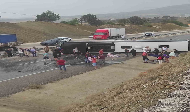 Antalyada yolcu otobüsü devrildi: 10 yaralı