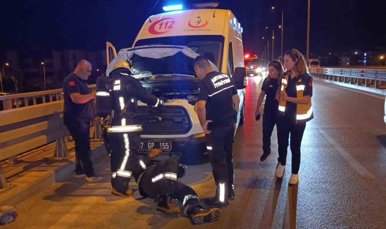 Antalyadan Aksekiye giden ambulansın motorunda yangın çıktı