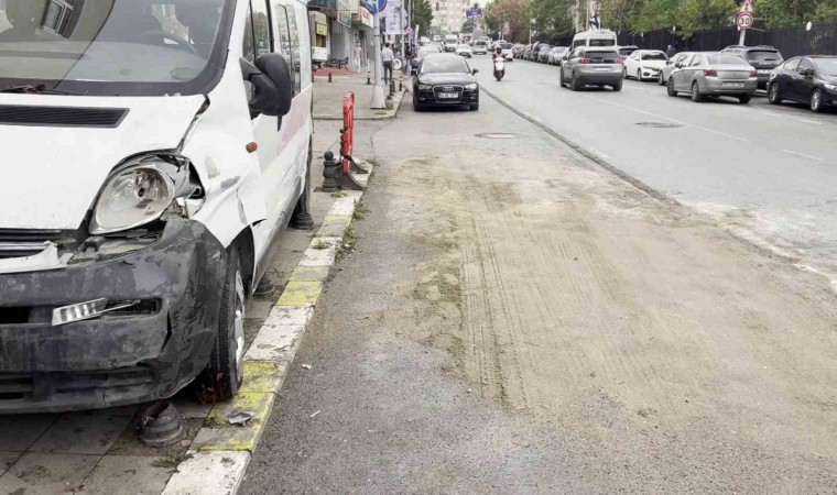 Ataşehirde devrilen kamyon 3 araca zarar verdi