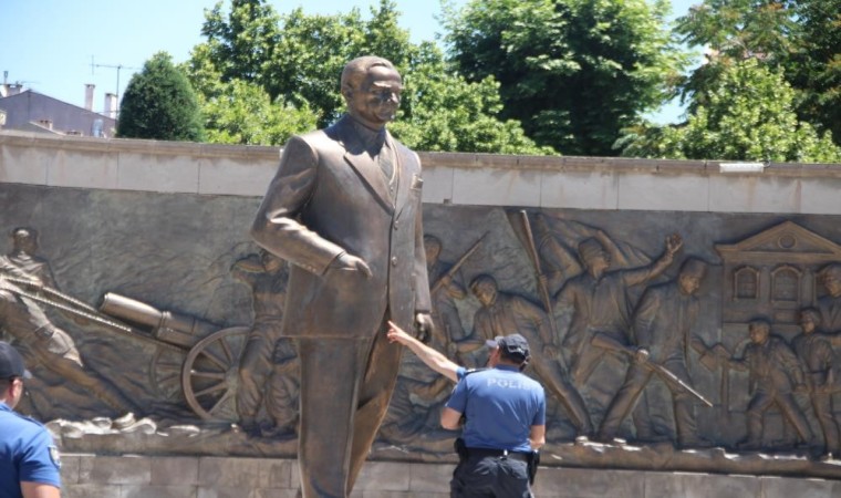 Atatürk Anıtına saldıran dayı-yeğen 4 yıl 4 ay ceza aldı