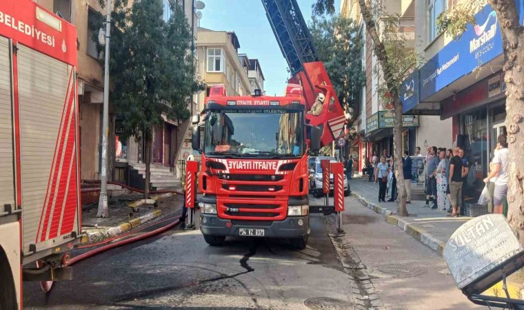 Avcılarda metruk binadan alevler yükseldi