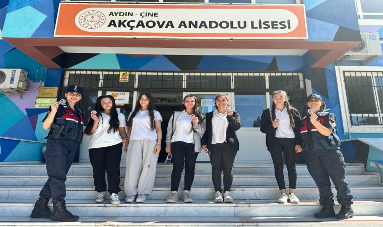 Aydında jandarma ekipleri öğrencileri bilgilendirdi