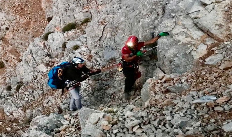 Babadağda mahsur kalan paraşütçü kurtarıldı