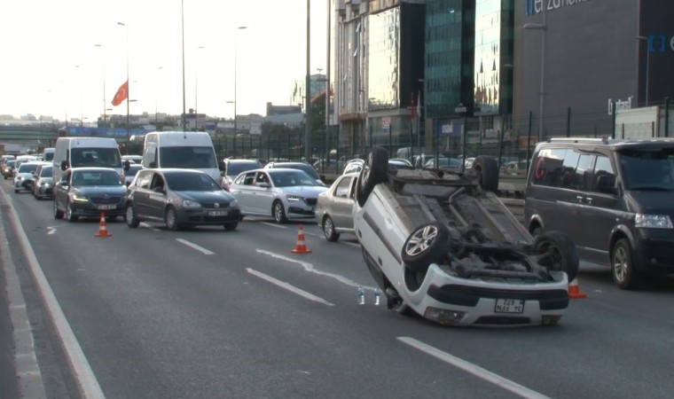 Bahçelievlerde bariyere çarpan araç takla attı