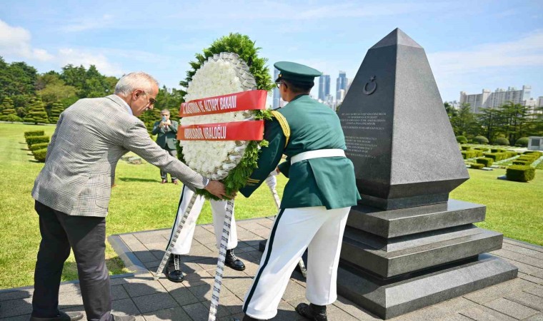 Bakan Uraloğlu, Busanda Kore Şehitlerini ziyaret etti