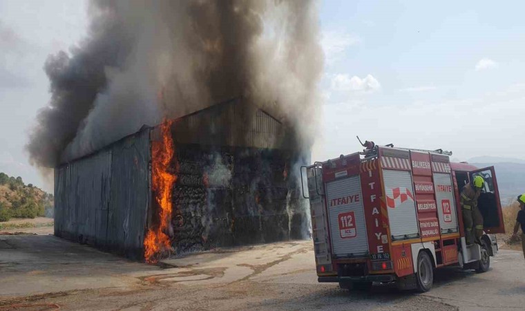 Balıkesir Susurlukta yangın: Saman deposu yok oldu