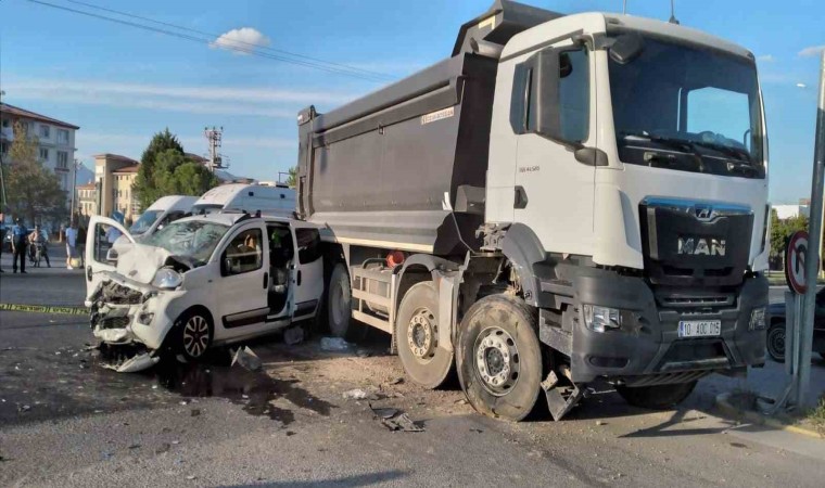 Balıkesirde hafif ticari araçla kamyon çarpıştı: 6 yaralı