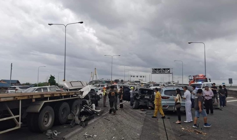 Bangkokta freni boşalan tır, araçların arasına daldı: 17 yaralı