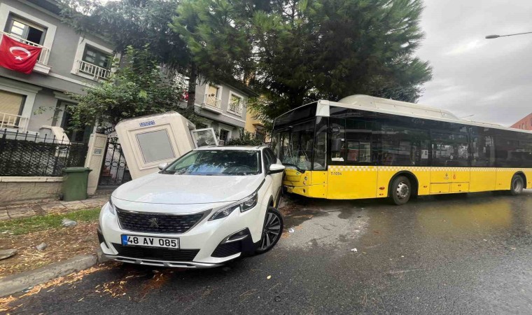 Başakşehirde İETT otobüsü önce arabaya ardından ise güvenlik kulübesine çarptı