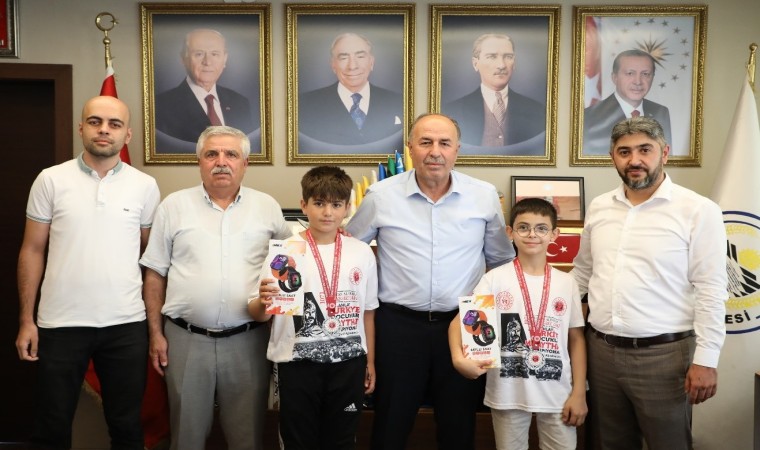 Başkan Arslandan başarılı sporculara ödül