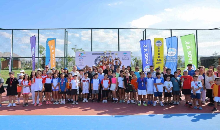 Başkan Büyükkılıç, Ulusal 12 Yaş Hafta Sonu Tenis Turnuvasında sporcularla buluştu