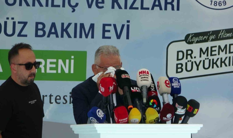 Başkan Büyükkılıçın duygusal anları: Ağabeyinin yaptıracağı merkezin temel atma töreninde gözyaşlarını tutamadı