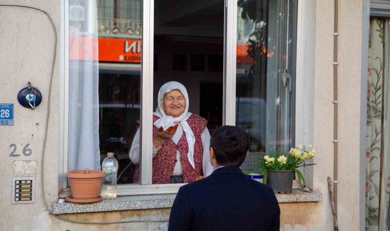 Başkan Ünlü: Büyüklerimize yaşamın ağırlığını hissettirmeyelim