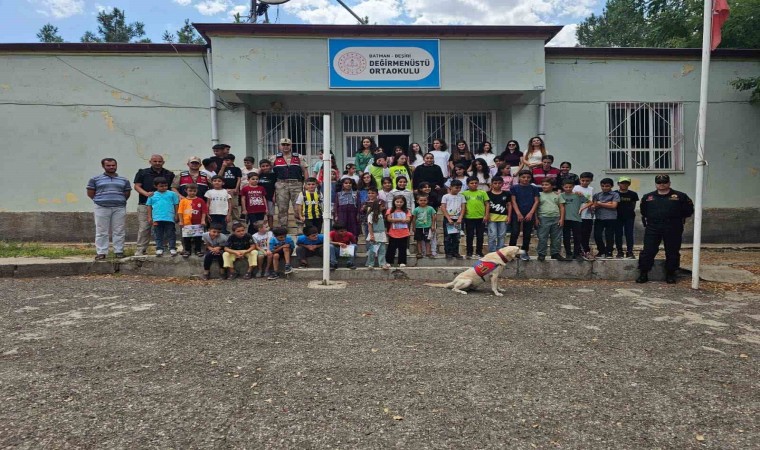 Batmanda jandarma ekipleri okulun ilk gününde öğrencileri yalnız bırakmadı