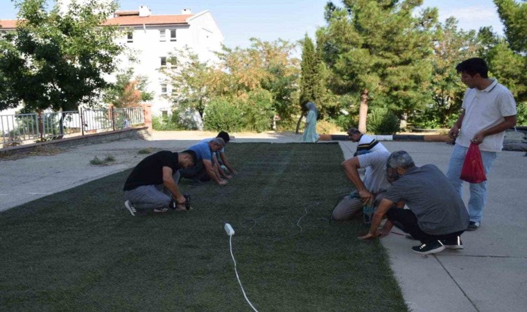 Batmanda okullarda sentetik çim halı saha çalışmaları başladı