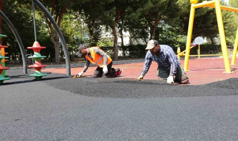 Bayraklıda parklar yenileniyor