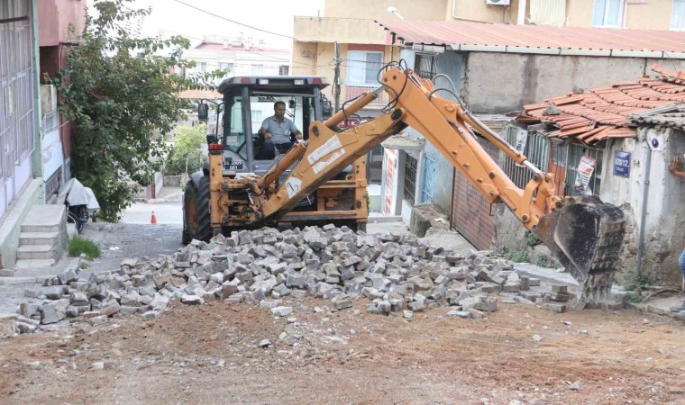 Bayraklıda yol yenileme seferberliği sürüyor