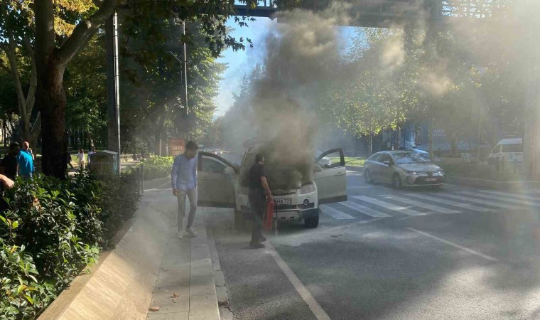 Beşiktaşta otomobil alev aldı, anne ve çocuğu son anda kurtuldu