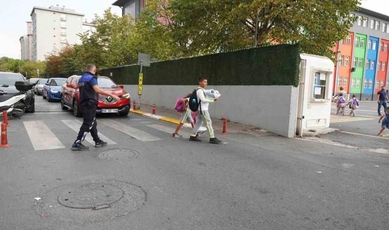 Beylikdüzünde zabıta ekipleri öğrenciler için görev başında