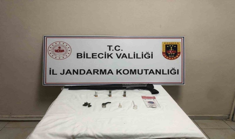 Bilecikte ekiplerden kaçan şüpheli, uyuşturucu madde ve ruhsatsız tüfek ile yakalandı