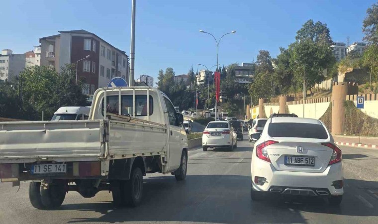 Bilecikte okulların açıldığı ilk günde trafik çilesi