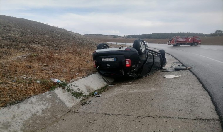 Bilecikte otomobil yağmur kanalına devrildi: 1 yaralı