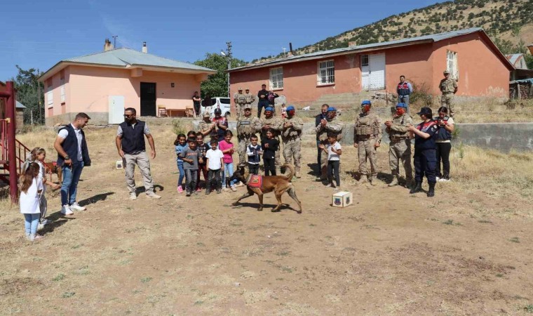 Bingölde jandarma ekipleri, öğrencilerle bir araya geldi