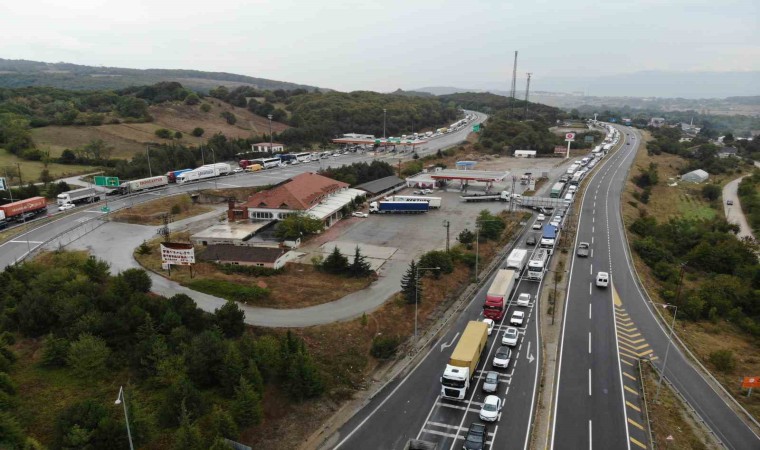 Bolu Dağında kilometrelerce araç kuyruğu oluştu