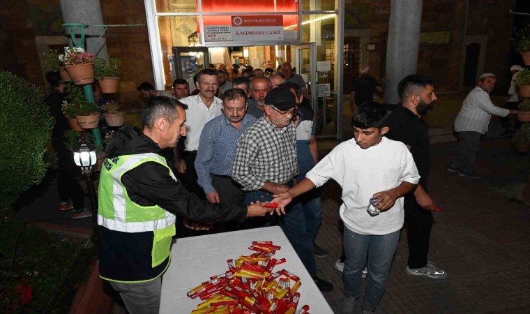 Bozüyük Belediyesi Mevlid Kandilinde şeker ikramı yaptı