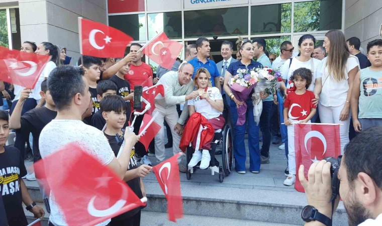 Bronz madalya kazanan milli sporcu Nazmiye Muratlı, Hatayda coşkuyla karşılandı