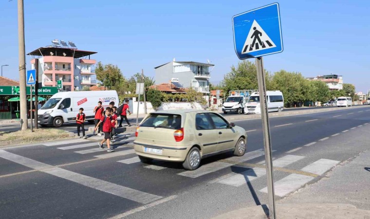 Bu mahallede okula giden çocuklar ve aileleri diken üstünde kalıyor