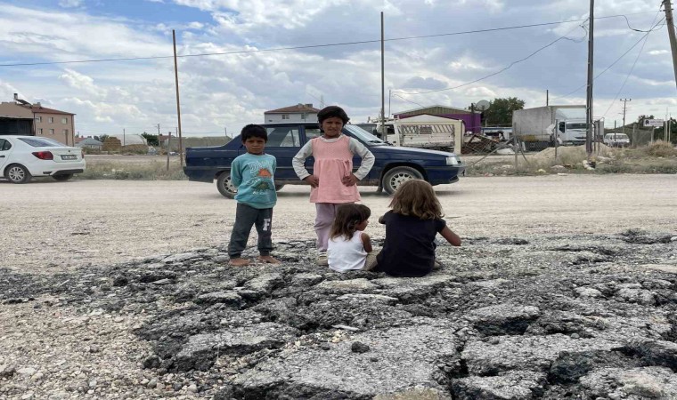 Bu mahallede yaşayanlar tozdan dolayı pencerelerini açamıyor